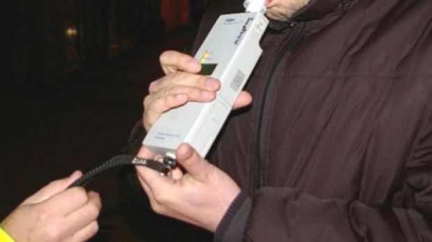 Pompier încătușat: Beat la volan s-a luat la harță cu poliția. Foto simbol: rtv.net