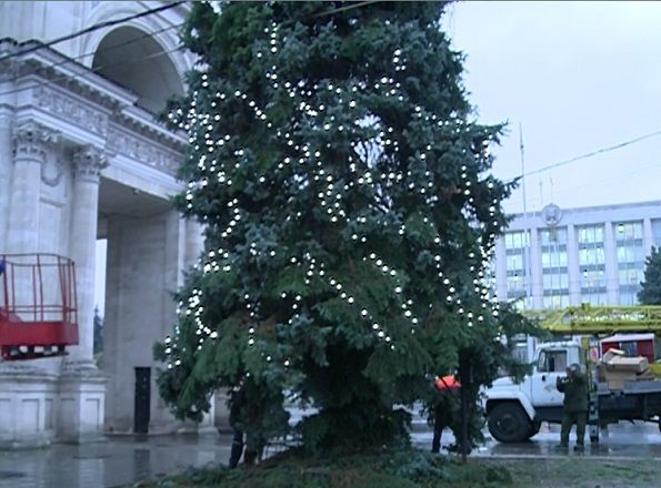Angajaţii Primăriei au scos ghirlandele şi au demontat iluminatul artistic. Foto: protv.md