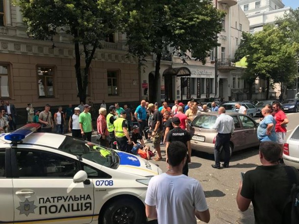 Под Радой машина сбила митингующего.