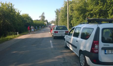 Deţinătorii de permise de mic trafic au format cozi la vama Sculeni. Foto: jurnal.md