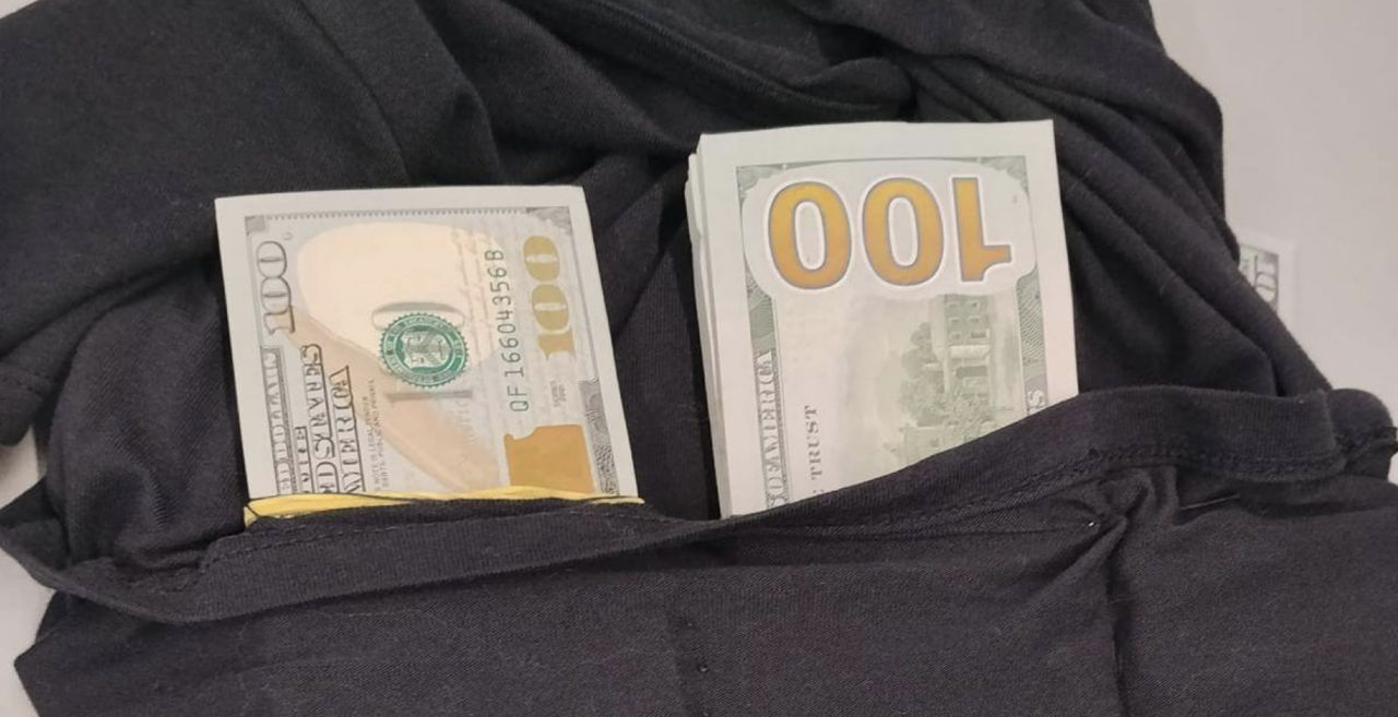 В аэропорту у пассажирки нашли $60 000 в потайных карманах.