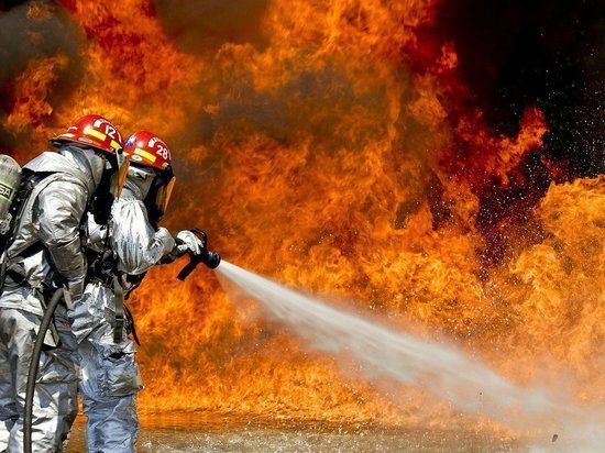 При пожаре в многоэтажном здании в Японии погибли 27 человек.