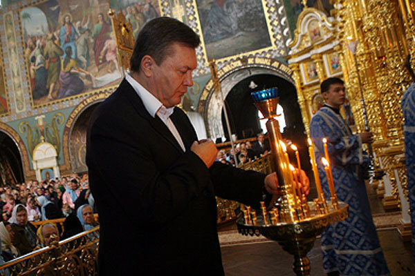 По словам источника, Янукович прибудет в Донецк на Пасху.