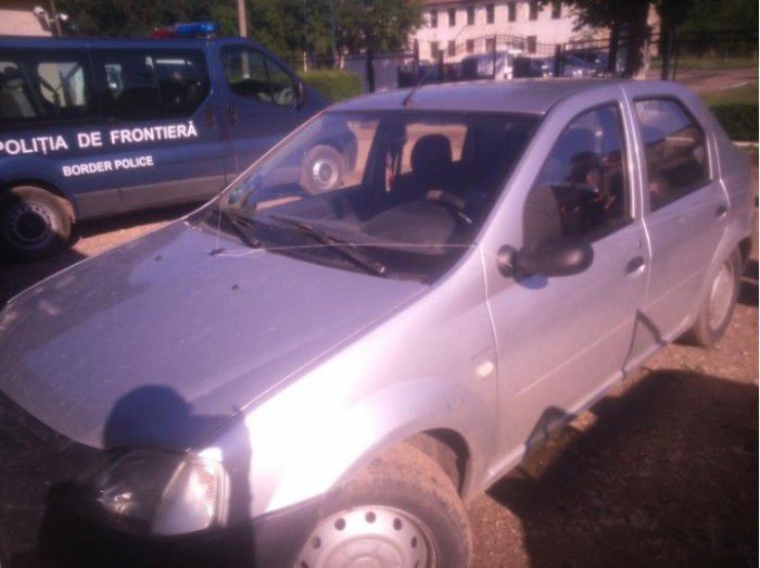 Circa 370 de litri de alcool fără acte de provenință au fost confiscate de către oamenii legii. Foto: border.gov.md