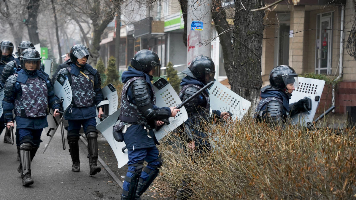 В Алма-Ате за сутки задержали более двух тысяч человек.