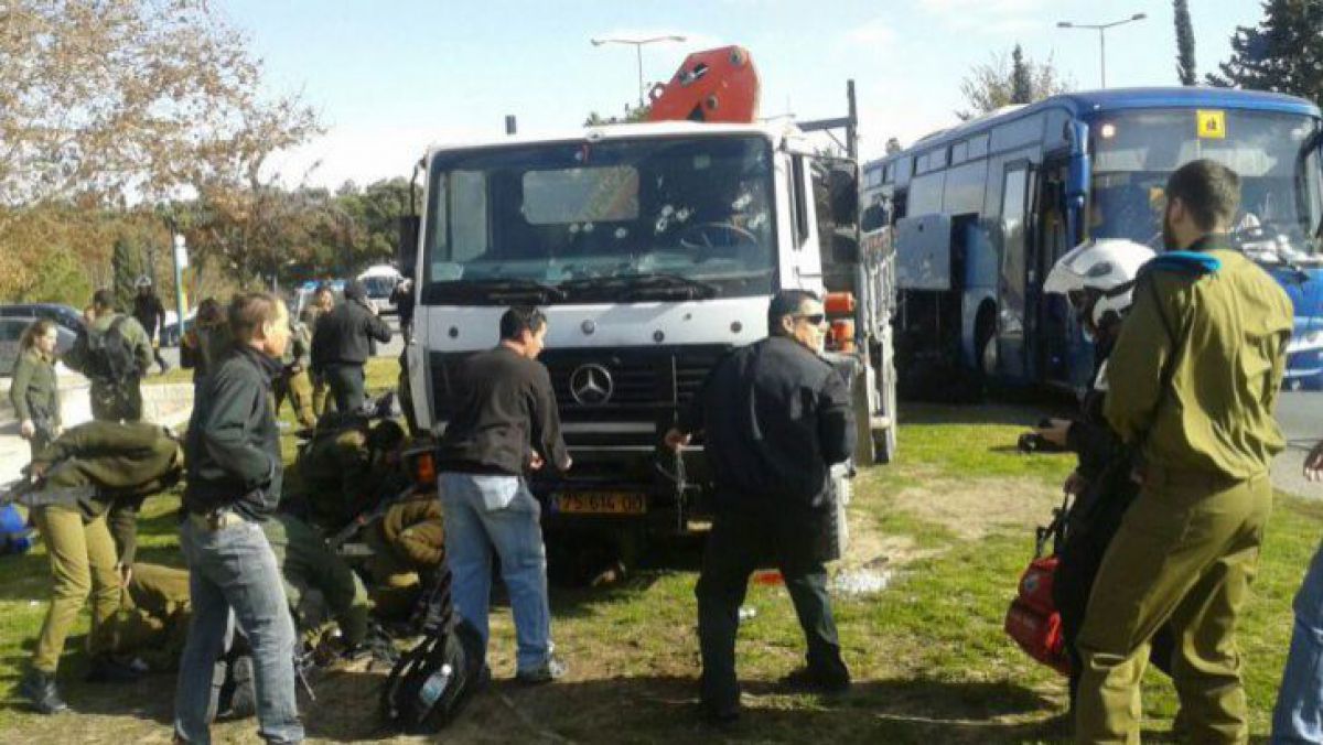 Un camion a intrat într-un grup de pietoni în zona Armon Hanatziv în Ierusalimul vechi. Foto: realitatea.net