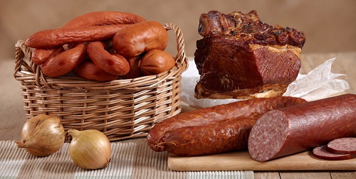 Употребление переработанного мяса (бекон, копченое мясо, салями, окорок, сосиски) увеличивают риск заболевания на 20%.