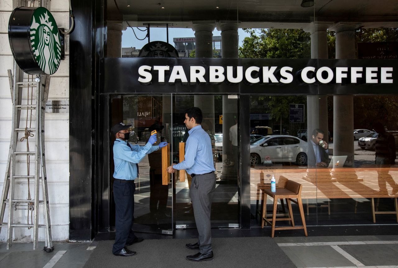 Бывший глава Starbucks сравнил коллектив сети с жертвами Холокоста.