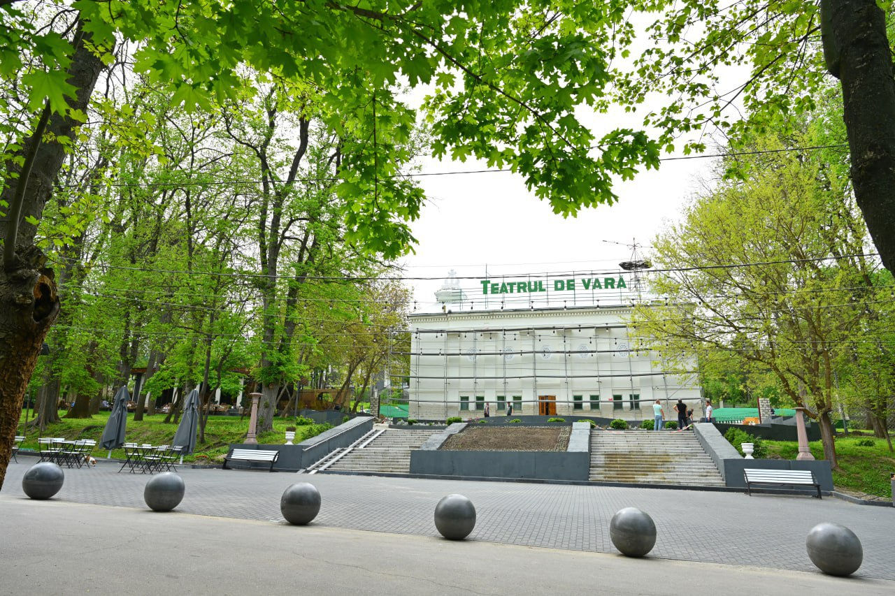 Продолжаются работы по восстановлению Зеленого театра в парке «Валя Морилор».