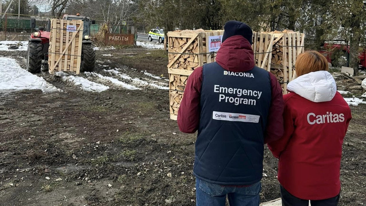Уязвимые семьи украинских беженцев и семьи, принимающие беженцев, получат дрова.