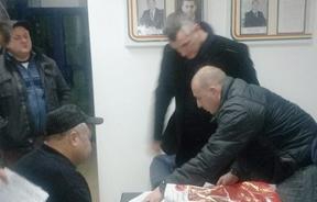 Процедура была начата в присутствии прокурора, который «закрыл глаза» на целый ряд грубейших нарушений закона.