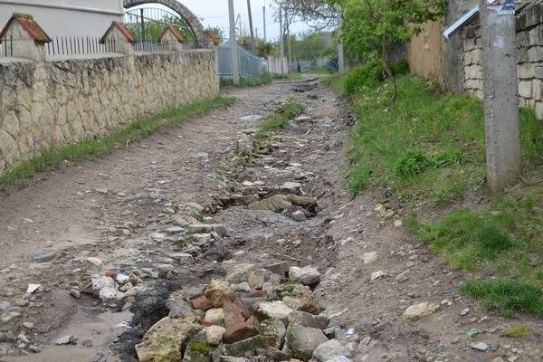 В Дубоссарах после ливней восстанавливают дороги и крыши.