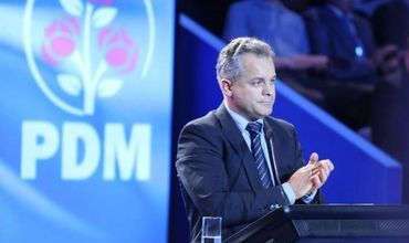 Dodon nu vrea să îi retragă Ordinul Republicii lui Plahotniuc. Foto: pdm.md