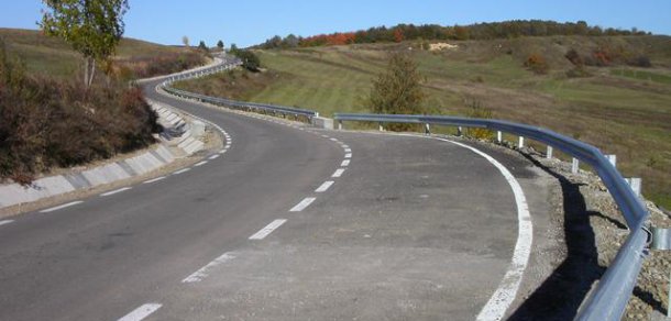Raportul mai relevă că au fost achitate 111,5 mii de lei compensații lunare pentru folosirea în scop de producere a autoturismelor personale.