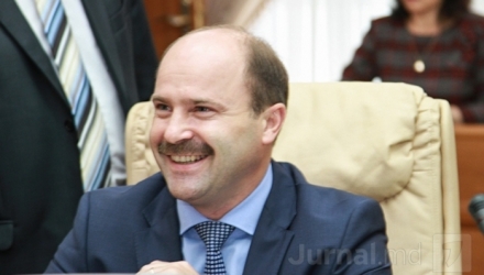Noi aşa procedăm, ca să nu nimerim în zona interpretărilor. Aşa e corect. Hai noroc!”.