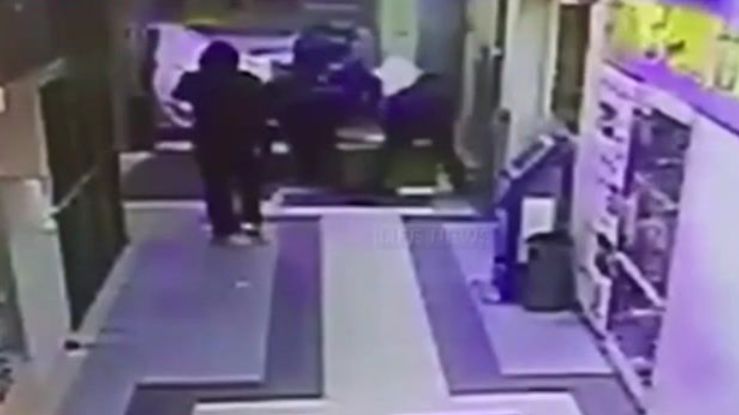Банда из шести человек действовала слаженно и открыто, никого не боясь.