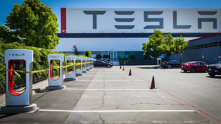 Работники Tesla пожаловались на дефицит офисной мебели и оборудования.