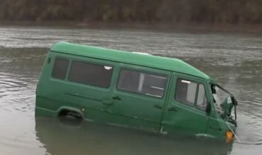 Şi-a parcat maşina în faţa casei, dar a găsit-o în Nistru. Foto: captură video