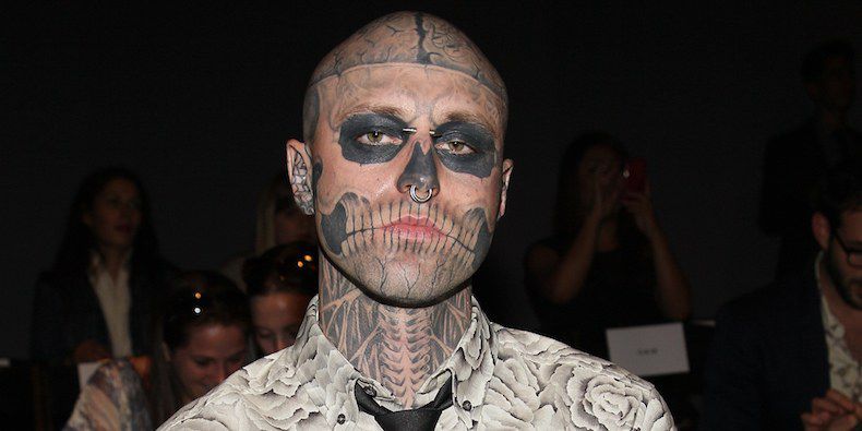 Канадский манекенщик Рик Дженест, известный под псевдонимом Zombie Boy (Мальчик-зомби), покончил с собой в Монреале. 