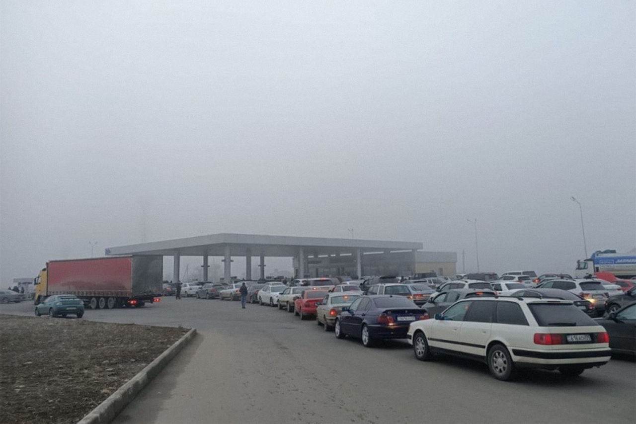 В Казахстане образовались большие очереди на АЗС.