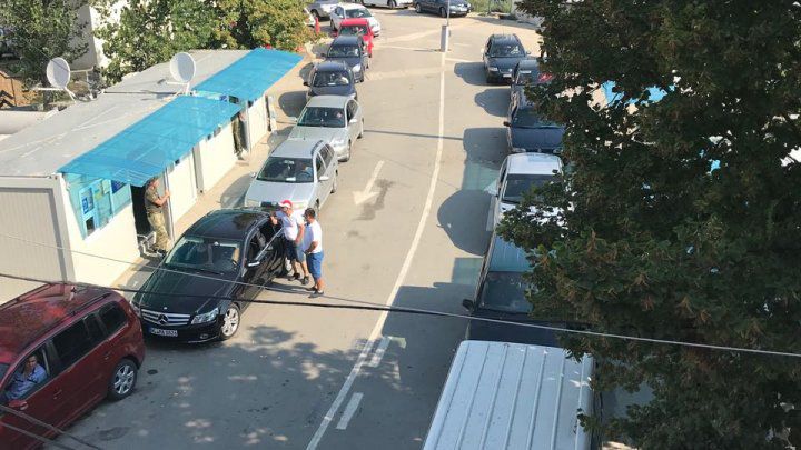 На КПП "Паланка-Маяки-Удобное" в очереди простаивают более ста машин.