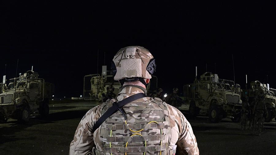 Военные США при выводе из Афганистана уничтожают часть оборудования.