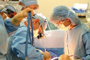 Chirurgii bulgari au reuşit să extirpe luni o imensă tumoră de 23 de kilograme din abdomenul unei femei.