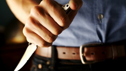 Pentru că a fost respins, suspectul a decis să se răzbune și a înjunghiat-o cu un cuțit. Victima a reușit să scape totuși.