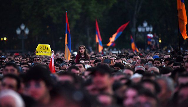 Протестующие заблокировали главные улицы в центре Еревана.
