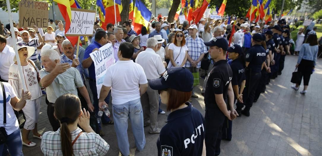 Protestatarii agresivi au somat-o pe jurnalista de la portalul Newsmaker.