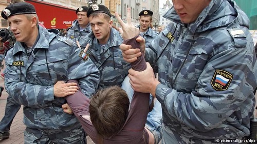 Московская полиция задержала несколько участников пикетов против войны России с Украиной.
