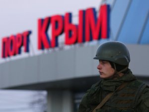 Нападавшие заблокировали работу украинских правоохранителей, угрожая оружием.