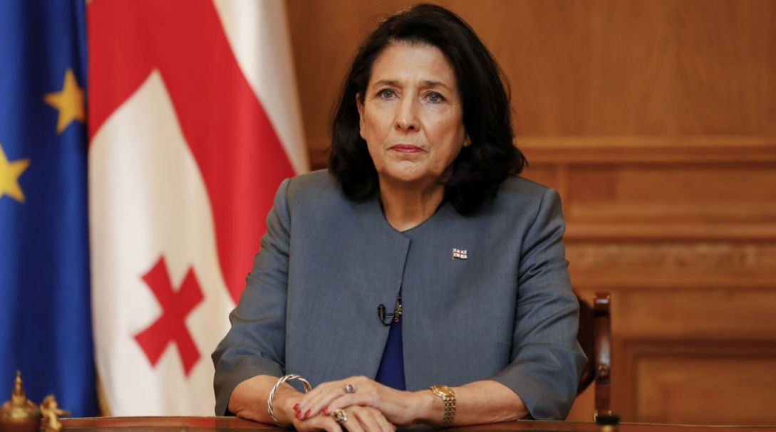 Președinta Georgiei acuză autoritățile de lovitură de stat după oprirea negocierilor de aderare la UE.