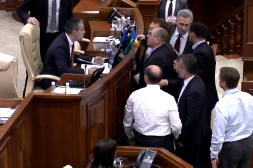 Deputatul PD, Sergiu Sarbu, a fost la un pas de a fi agresat chiar in timpul sedintei de astazi a Parlamentului.