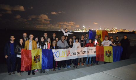 Граждане Молдовы, проживающие за границей, продолжают поддерживать протестующих в Кишиневе.