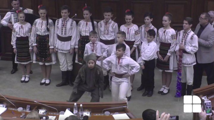  Deputaţii au fost colindaţi la ultima şedinţă din acest an