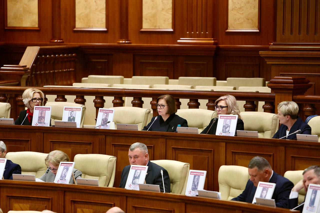 Deputații BCS au organizat Regimentul Nemuritor în plenul Parlamentului.