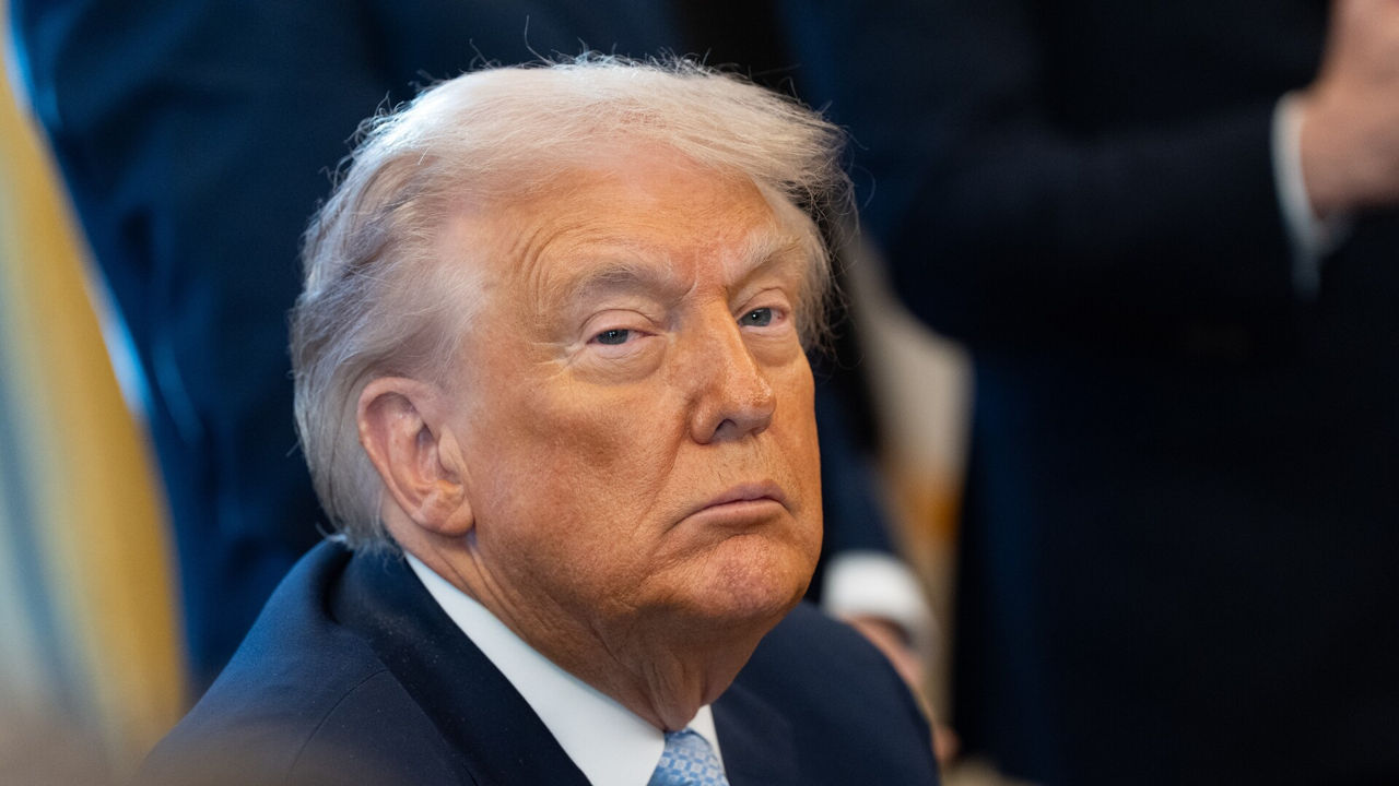 Трамп подписал закон о публикации «файлов Эпштейна».