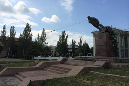 Ляшко вместе со своими сторонниками повалил памятник Владимиру Ленину в городе Северодонецк Луганской области. Фото: страница Олега Ляшко в Facebook