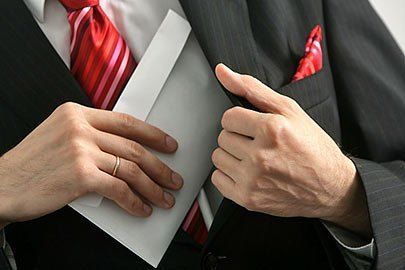 Их обвиняют в вымогательстве и извлечении выгоды из влияния.