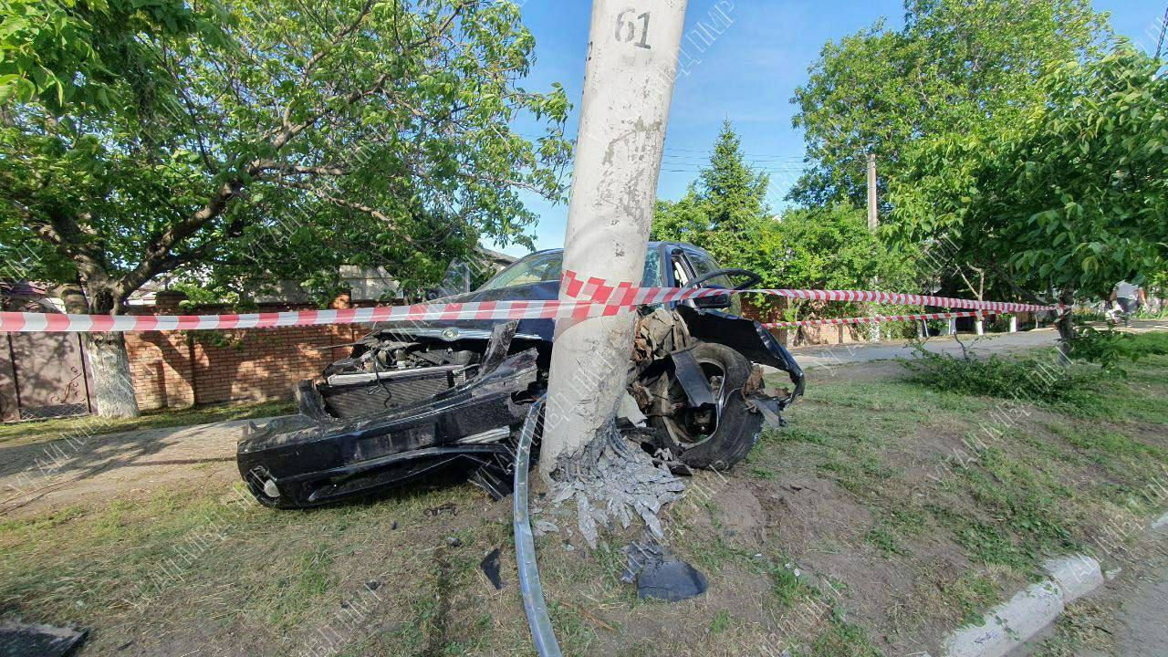 В Бендерах водитель врезался в электроопору.