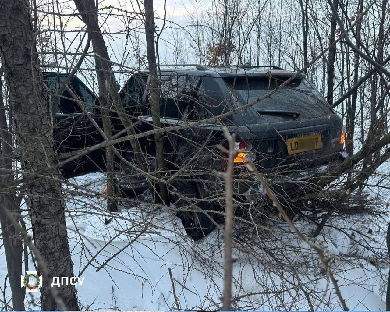 На украинско-румынской границе автомобиль Range Rover сбил пограничника. 
