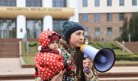 Manifestanţii au mai cerut un Guvern şi un Parlament eficient şi integru, salarii mai mari, iar cei care au contribuit la devalorizarea leului moldovenesc şi majorarea preţurilor. Foto: jurnal.md