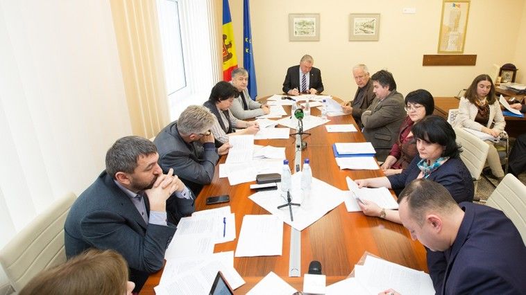 Reglări de conturi lingvistice într-o comisie parlamentară