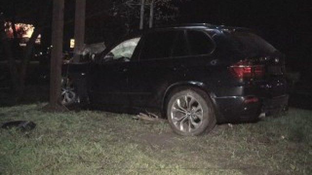 Șoferul unui BMW a ajuns cu automobilul într-un panou. Foto: canal3.md