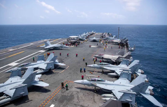 Авианосец США прибыл на Ближний Восток на фоне опасений по поводу состояния служащих.