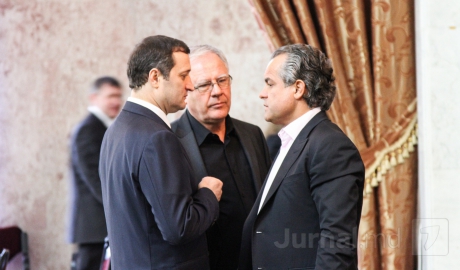Vlad Filat este lacheul oligarhului Vladimir Plahotniuc. Astfel îl califică pe liderul PLDM jurnalistul şi scriitorul Constantin Cheianu.