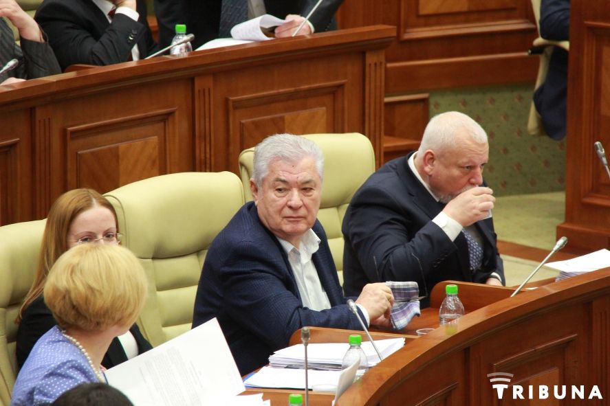 Фракция ПКРМ настаивает на проведении открытых парламентских слушаний по данной проблеме.