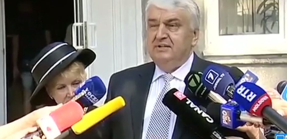 После голосования Серафим Урекян перекрестил избирательную урну.