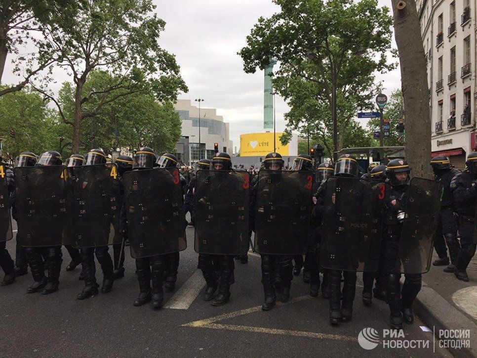 Полиция применила против протестующих спецсредства.